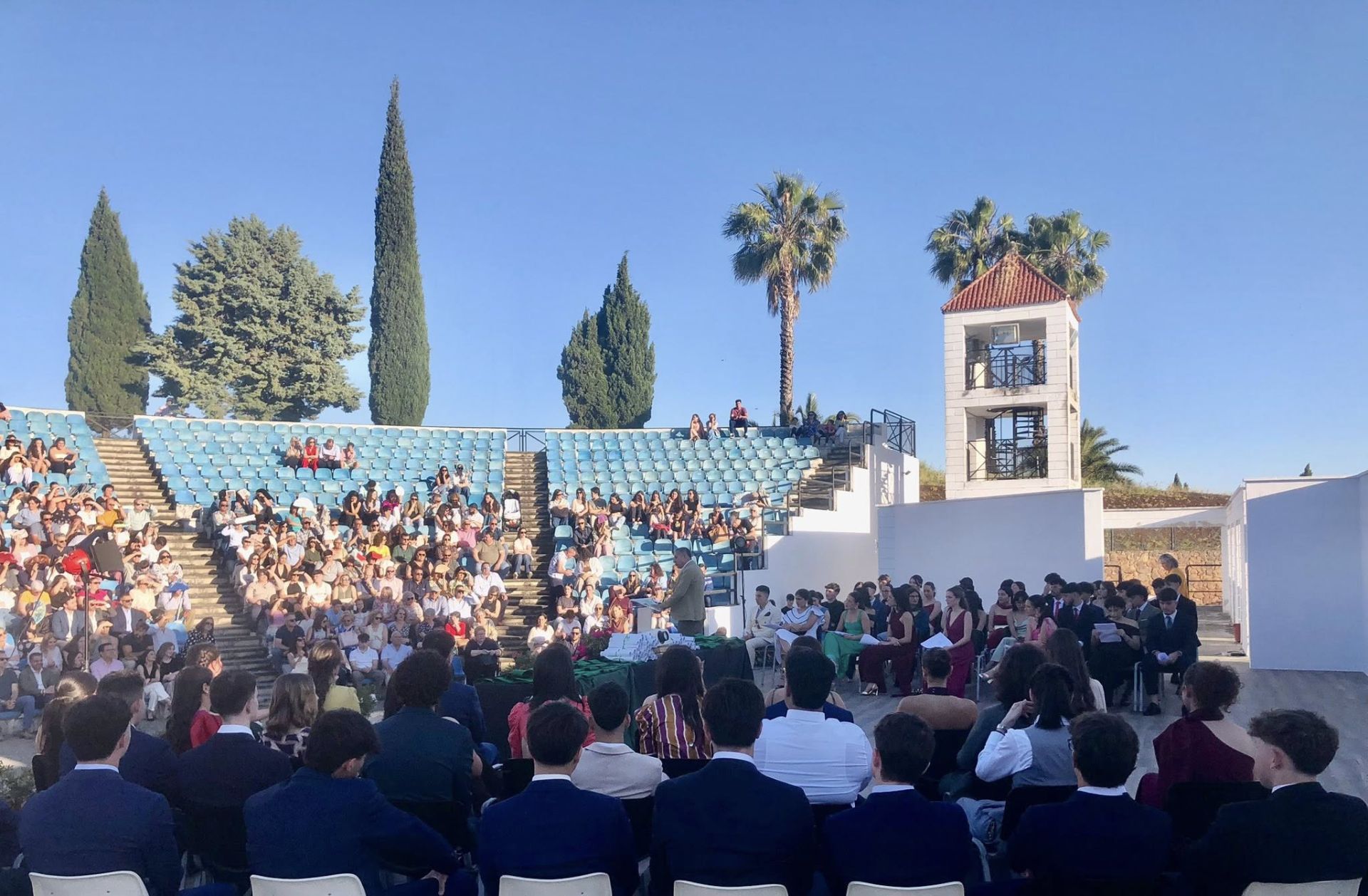 El alumnado del IES Puente Ajuda celebra su graduación de Bachillerato