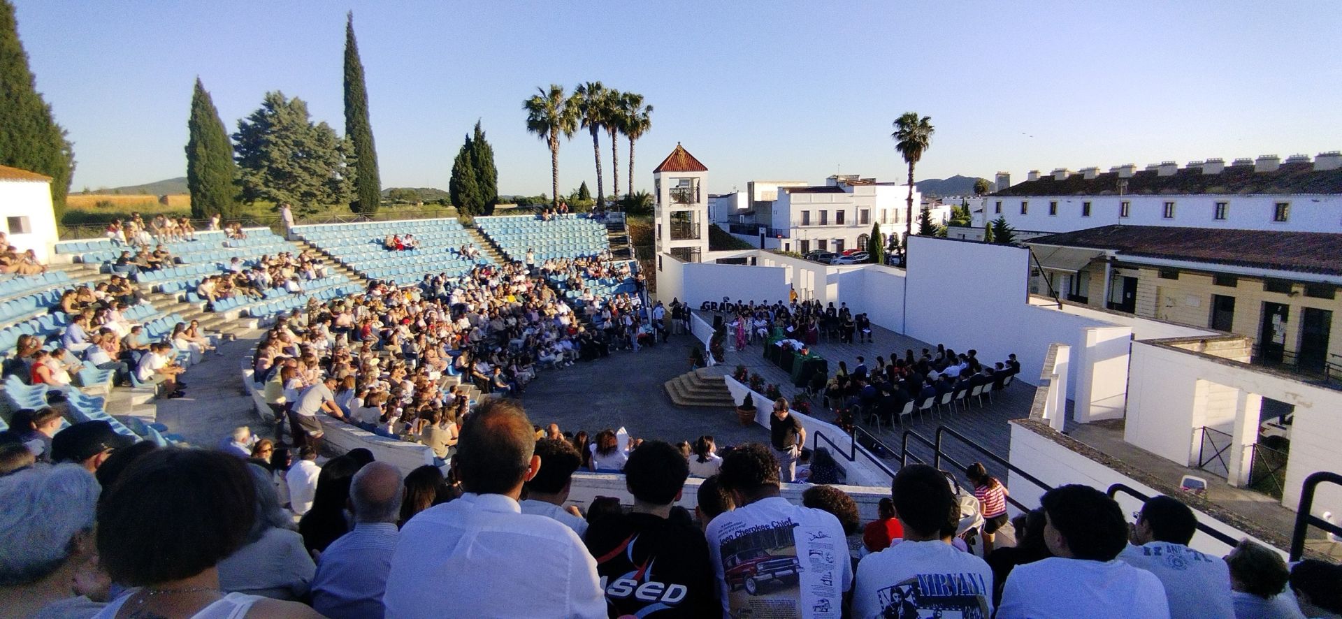 El alumnado del IES Puente Ajuda celebra su graduación de Bachillerato