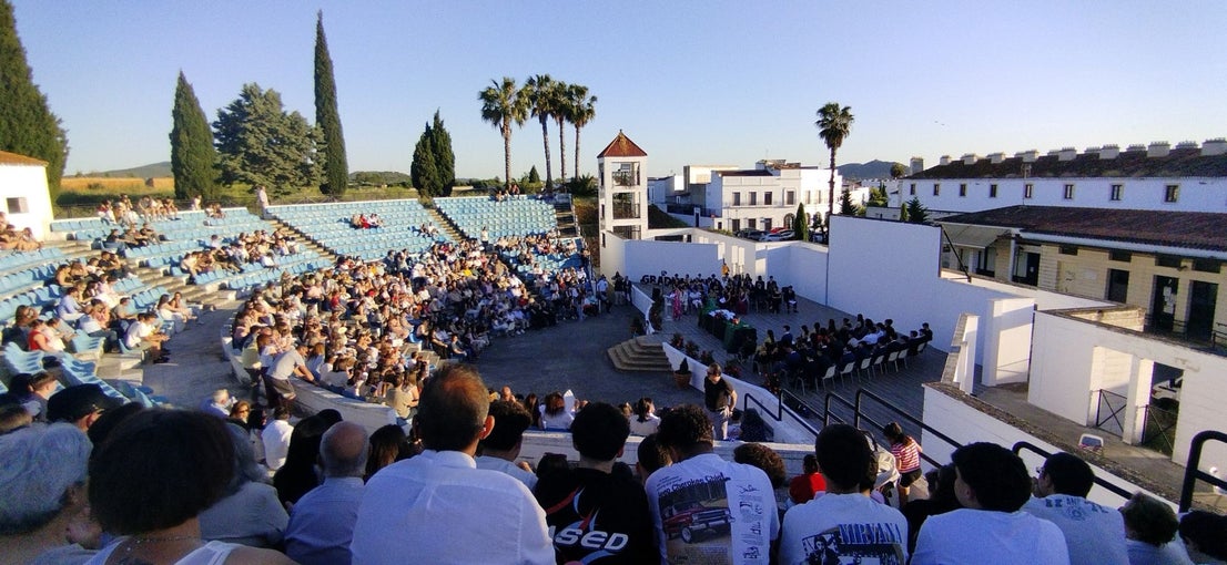 El alumnado del IES Puente Ajuda celebra su graduación de Bachillerato