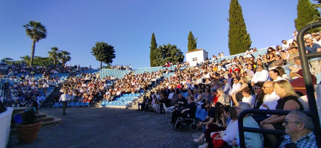 El alumnado del IES Puente Ajuda celebra su graduación de Bachillerato