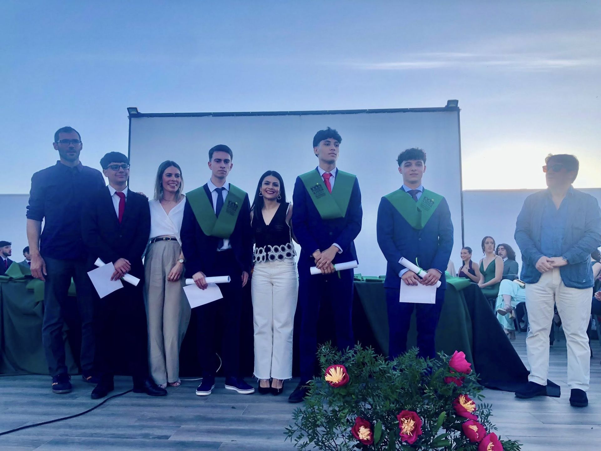 El alumnado del IES Puente Ajuda celebra su graduación de Bachillerato