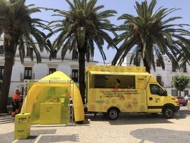 La furgoneta y el stand de información.
