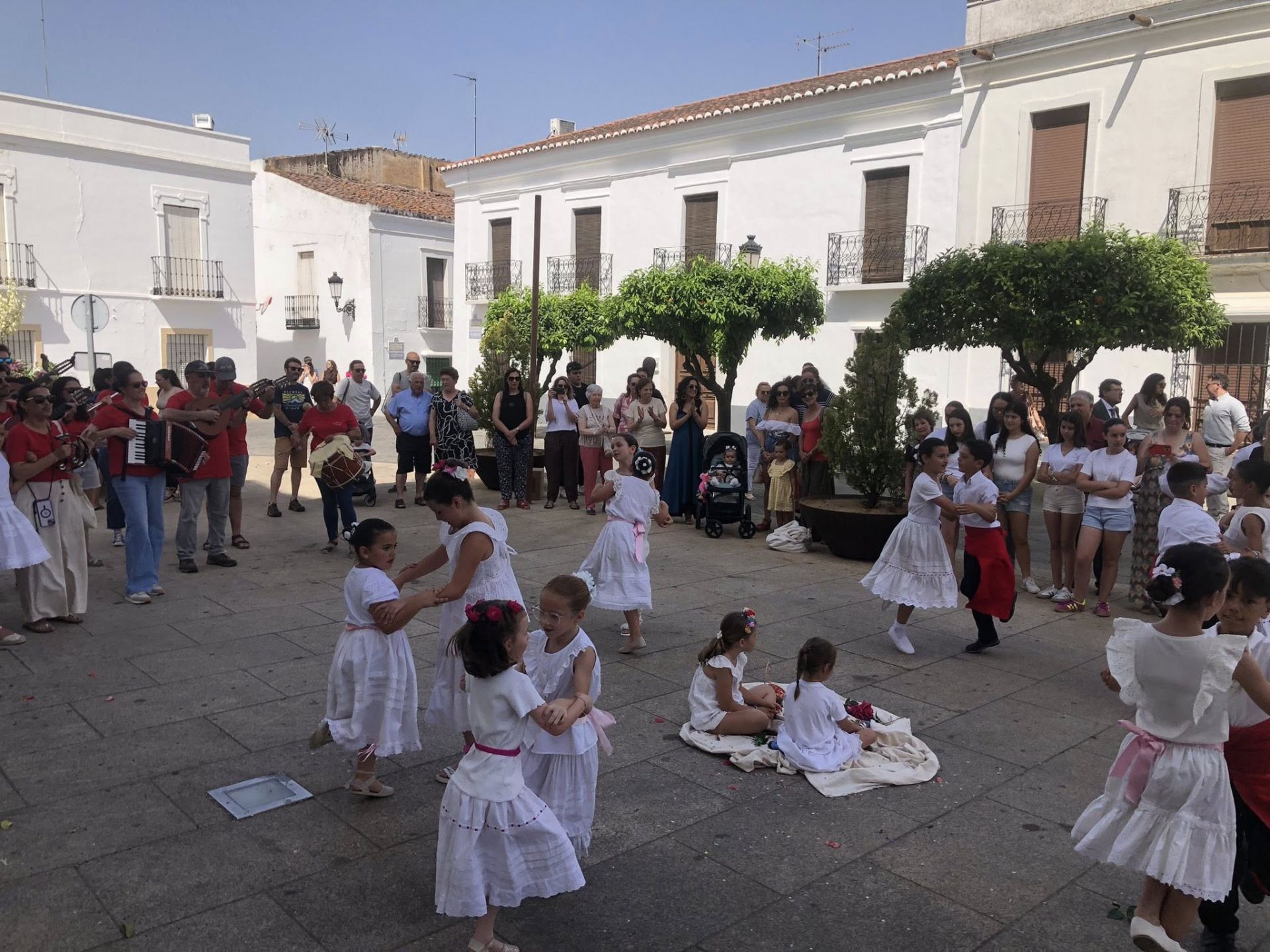 Un año más la tradición de La Maya alegró las calles de Olivenza