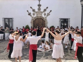 Un año más la tradición de La Maya alegró las calles de Olivenza