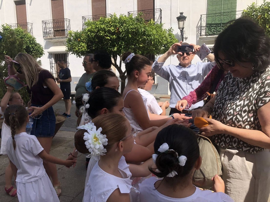 Un año más la tradición de La Maya alegró las calles de Olivenza