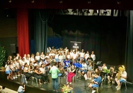 El alumnado de la Escuela Municipal de Música demuestra su talento en el concierto de clausura