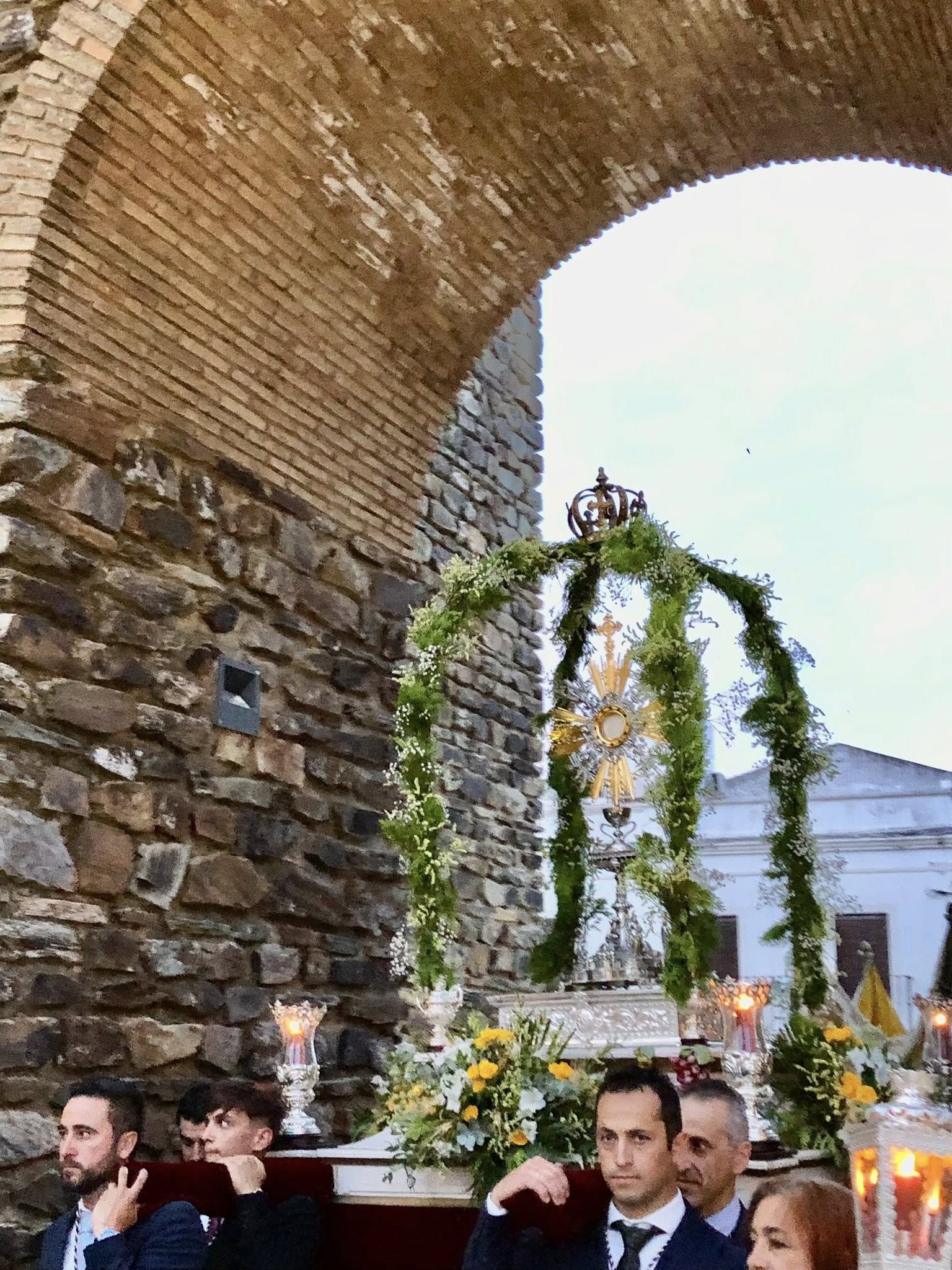 1.800 kilos de sal de colores engalanaron el corazón de Olivenza por el Corpus Christi