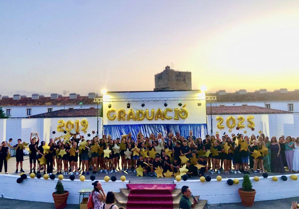Ambiente festivo en la graducación de primaria.