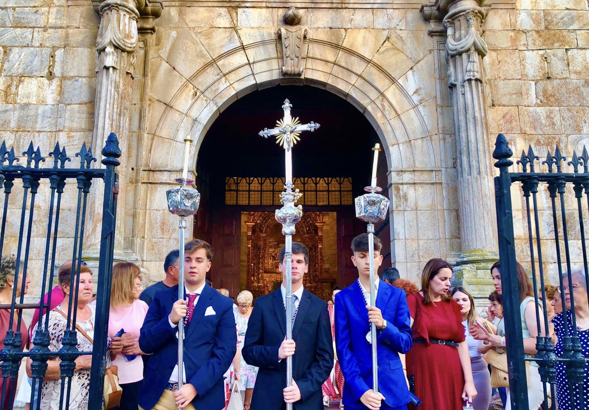 1.800 kilos de sal de colores engalanaron el corazón de Olivenza por el Corpus Christi
