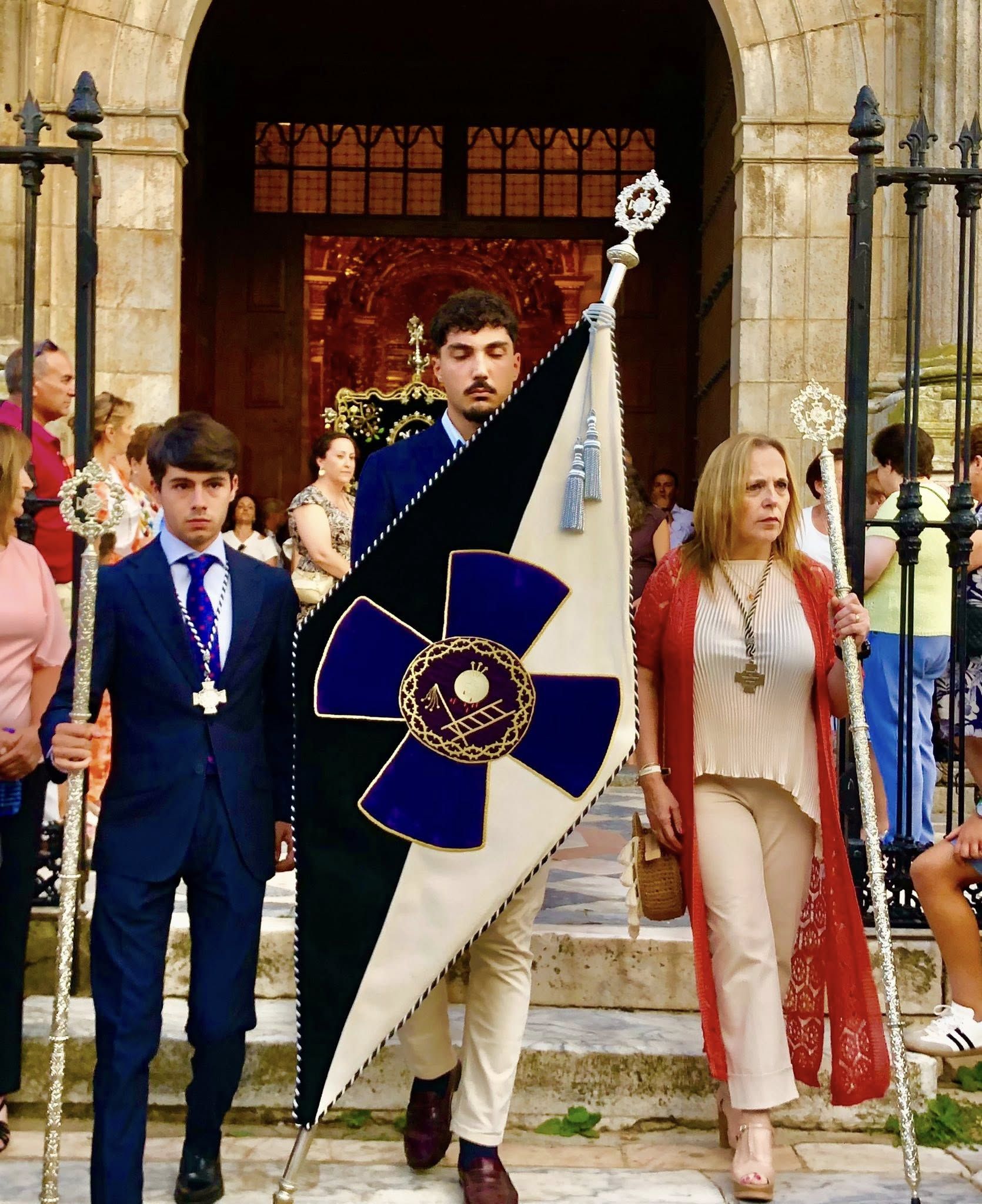 1.800 kilos de sal de colores engalanaron el corazón de Olivenza por el Corpus Christi