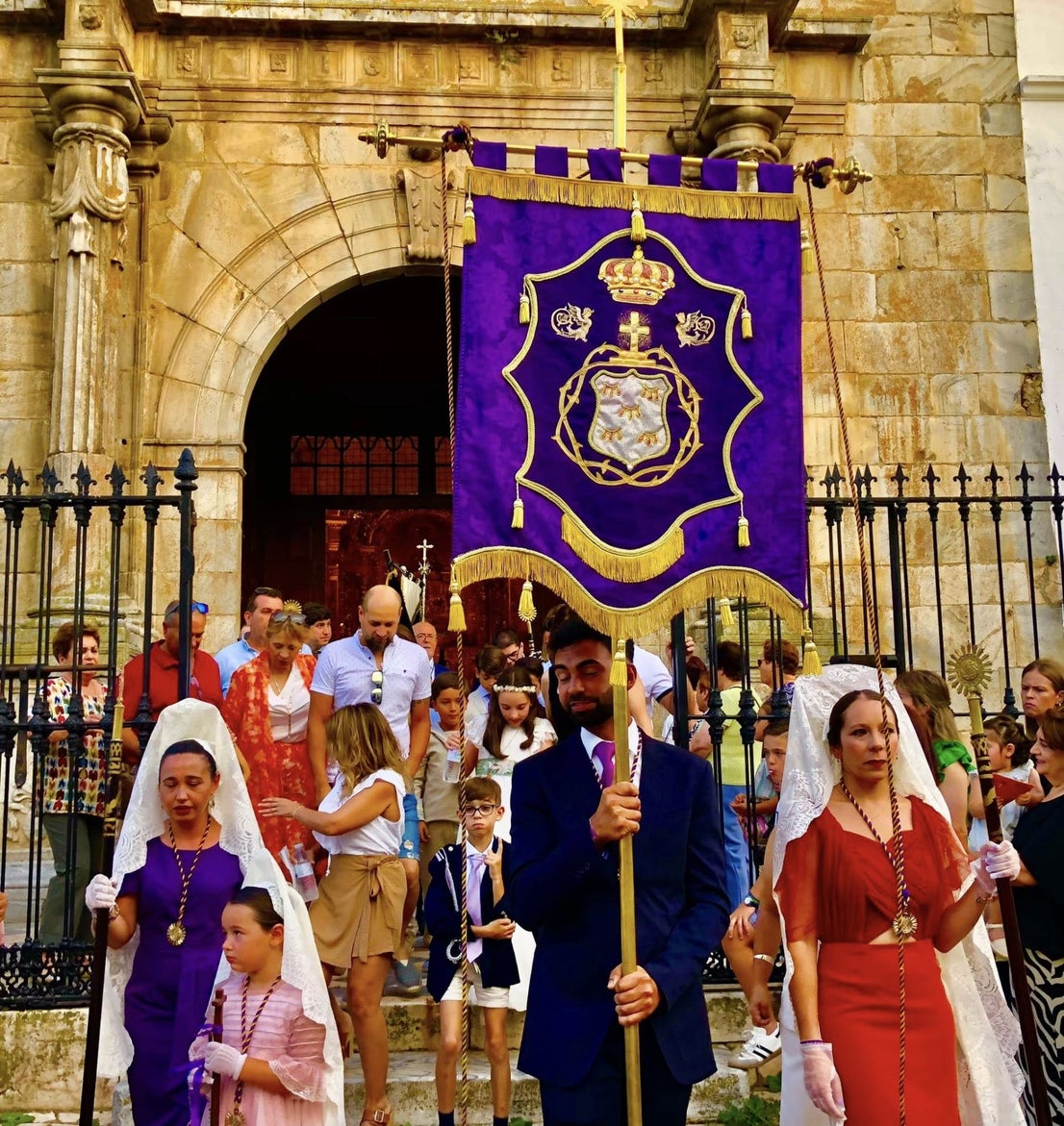 1.800 kilos de sal de colores engalanaron el corazón de Olivenza por el Corpus Christi