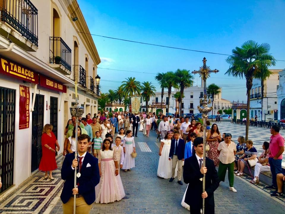 1.800 kilos de sal de colores engalanaron el corazón de Olivenza por el Corpus Christi