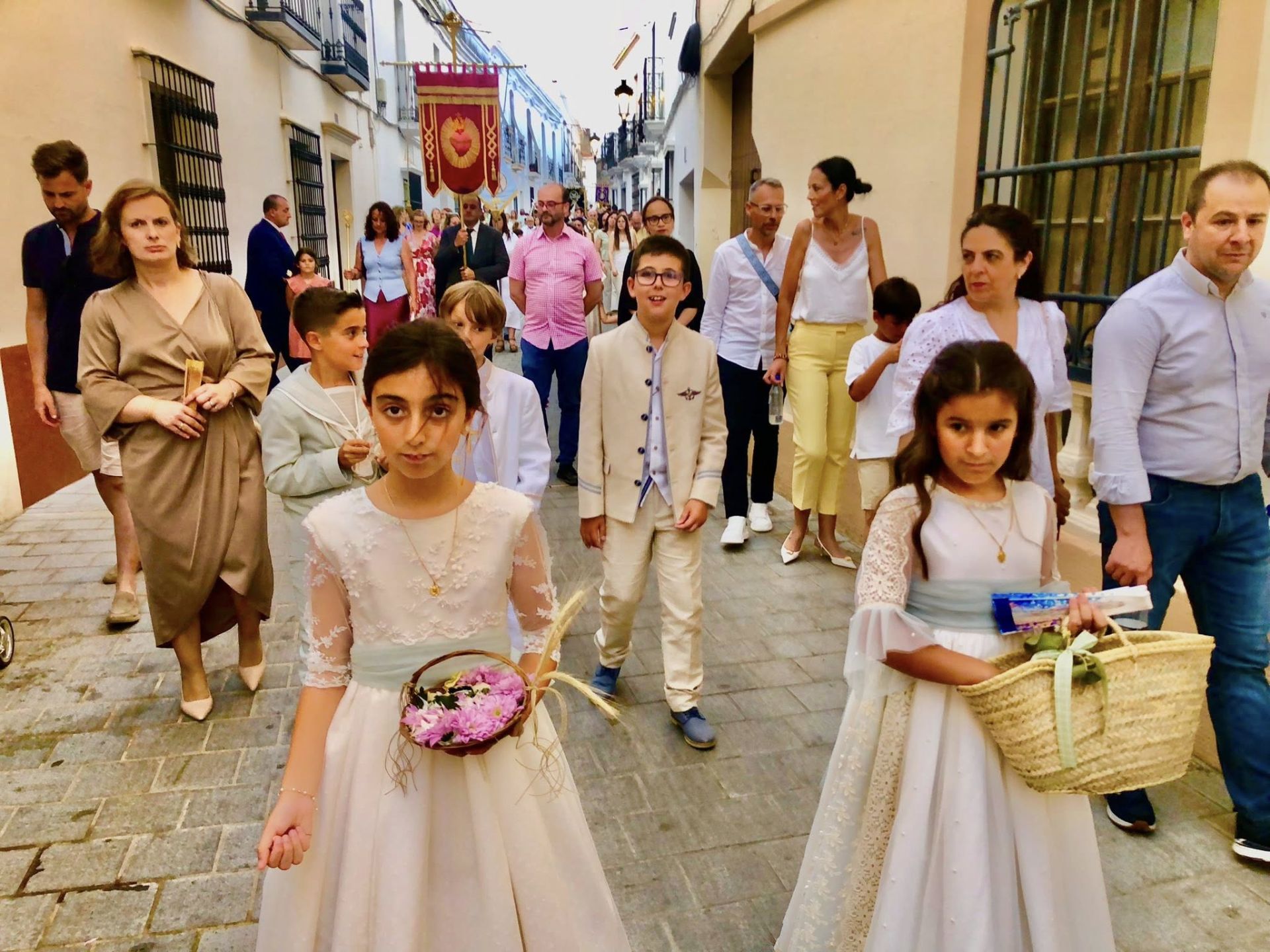 1.800 kilos de sal de colores engalanaron el corazón de Olivenza por el Corpus Christi