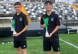 Ambos jugadores posan orgullosos con el trofeo.