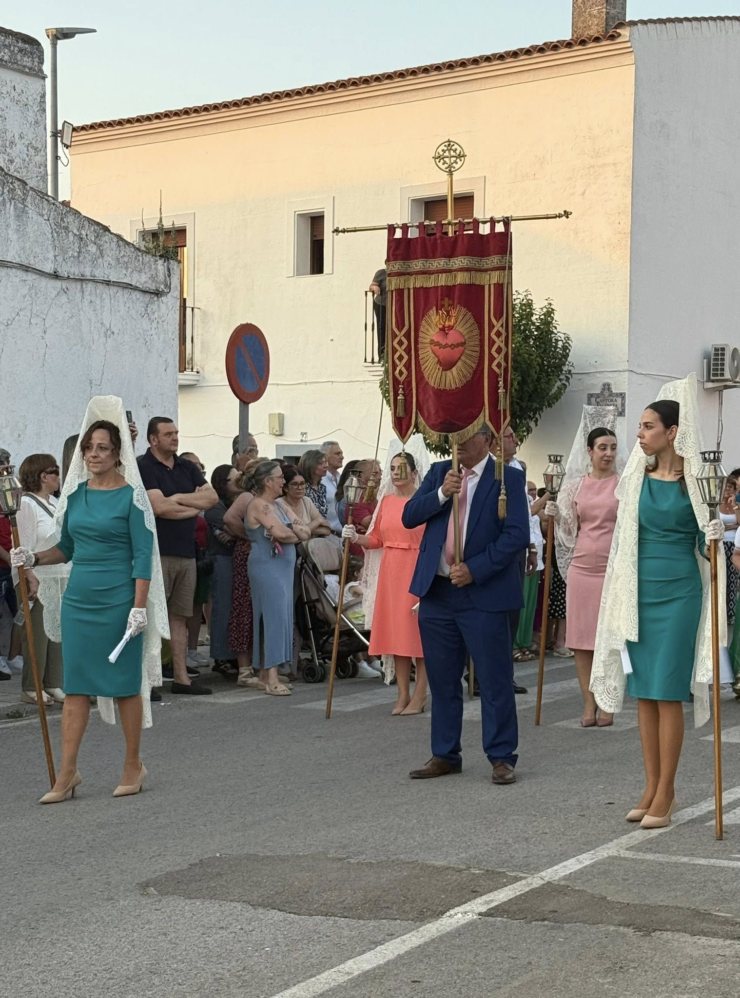El Sagrado Corazón vuelve a procesionar por las calles de su barriada