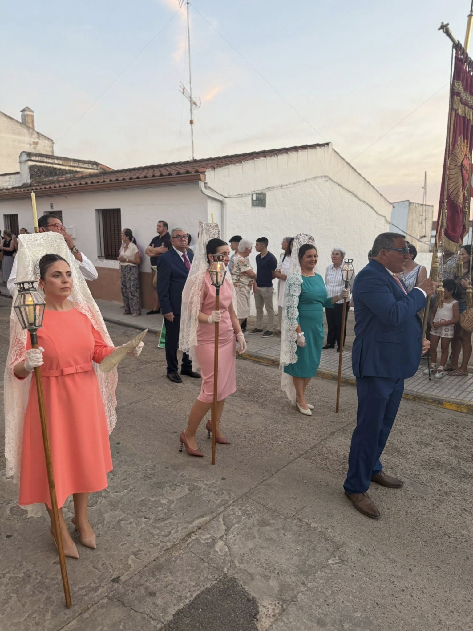 El Sagrado Corazón vuelve a procesionar por las calles de su barriada