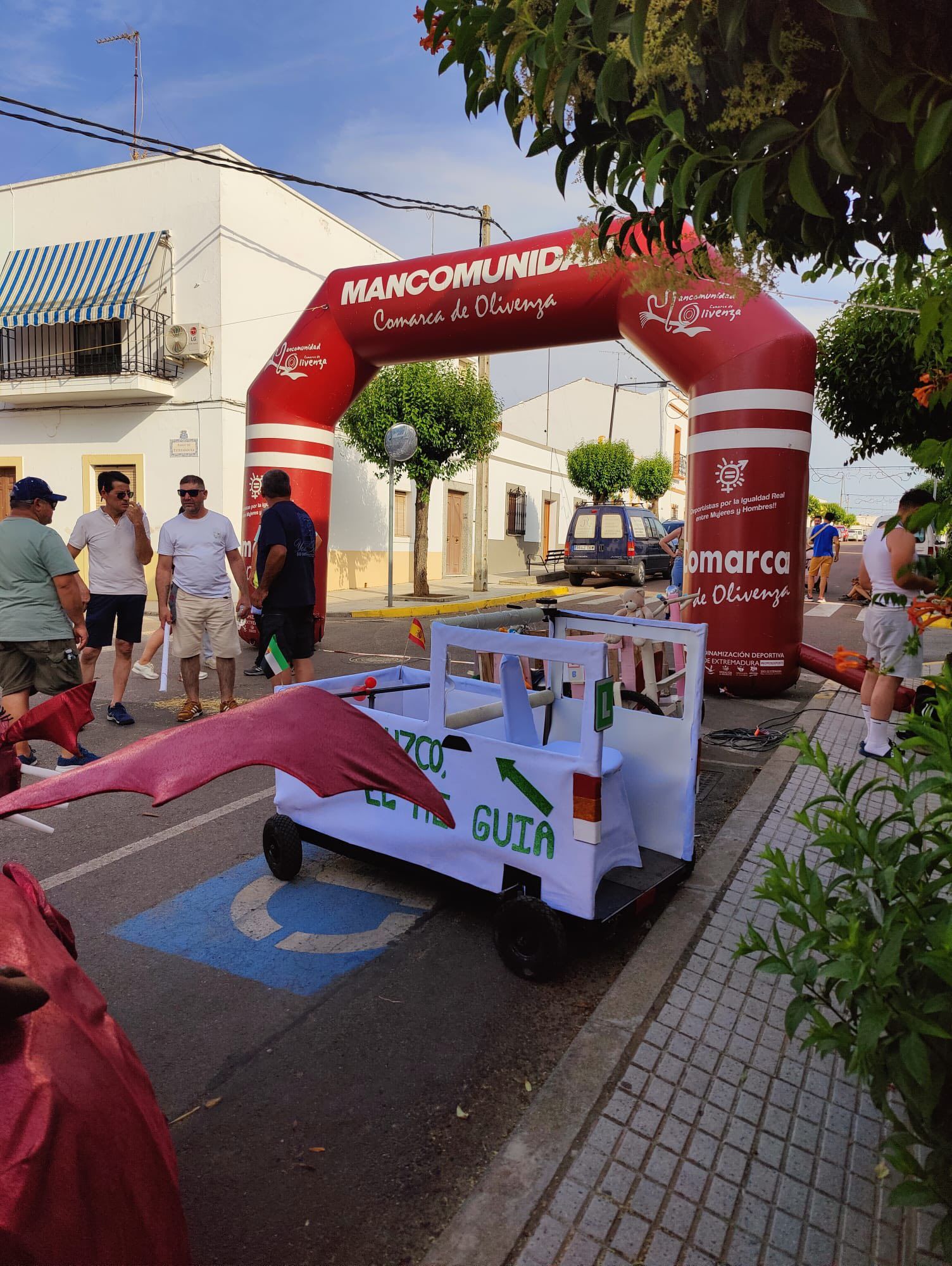 La carrera de autos locos llenó de diversión la feria de La Farrapa