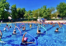 Usuarios practicando deportes en la piscina municipal.