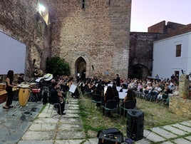 El público llenó el patio de armas del Castillo.
