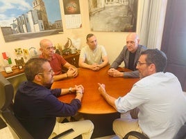 Representatnes de la cadena reunidos con el alcalde.