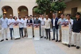 Los presentes posaron con el cartel del Ciclo.
