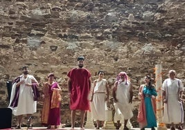 El teatro clásico llena de comedia el patio del Castillo de Olivenza