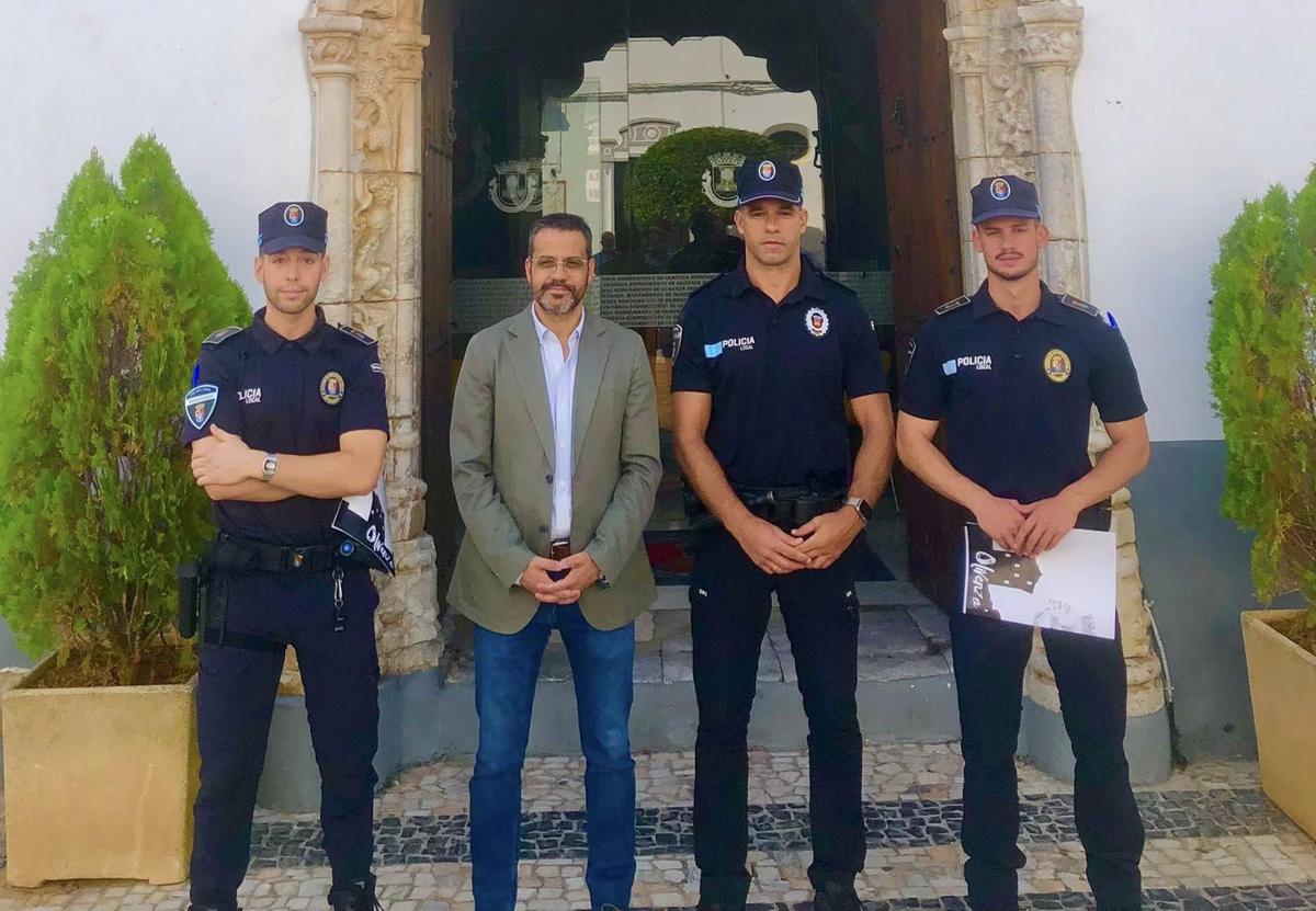 El regidor y el jefe de la Policía Local y los nuevos agentes.