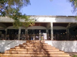 Emtrada al bar de la Piscina Municipal.