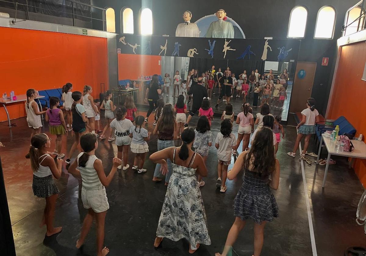 Los jóvenes aprendieron técnicas de baile.