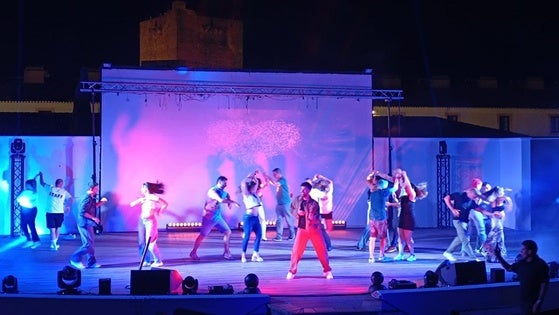 Dani J llena de ritmo y alegría el auditorio municipal de Olivenza