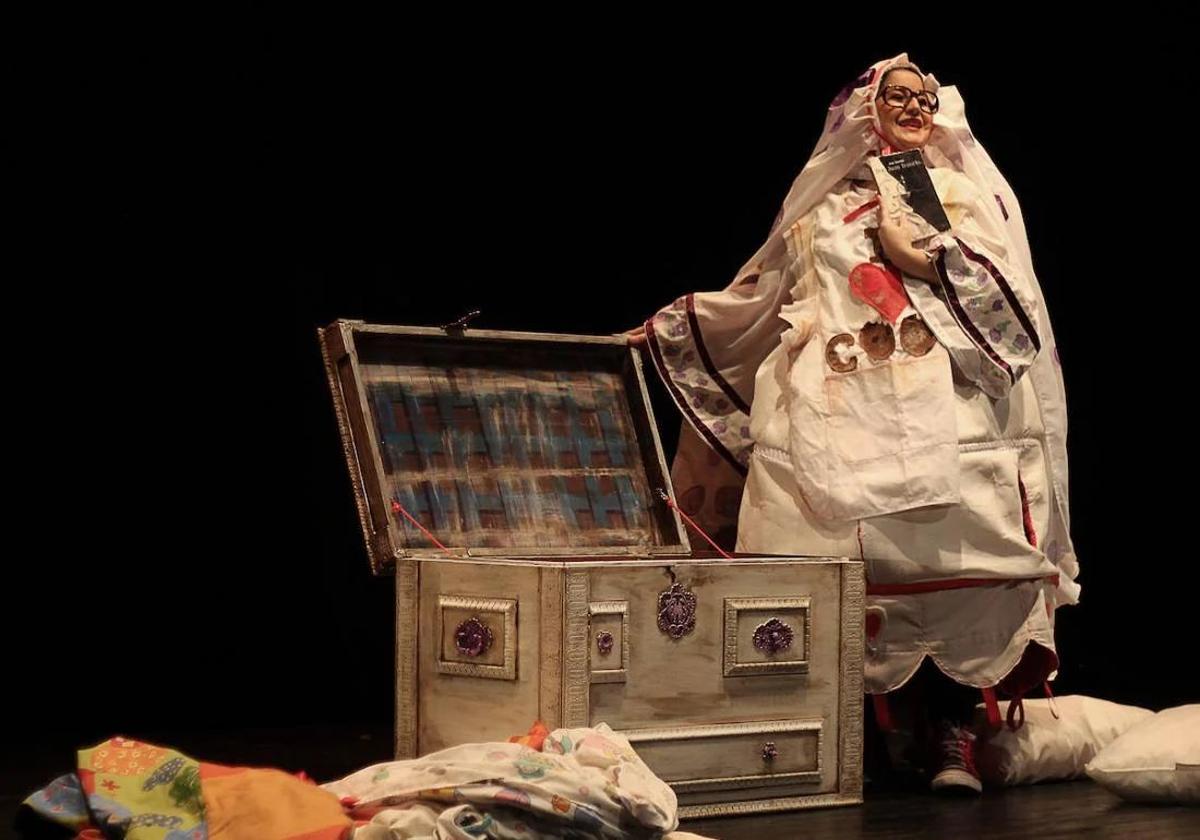 la actriz Nuqui Fernández en una escena de Ñoña Inés.