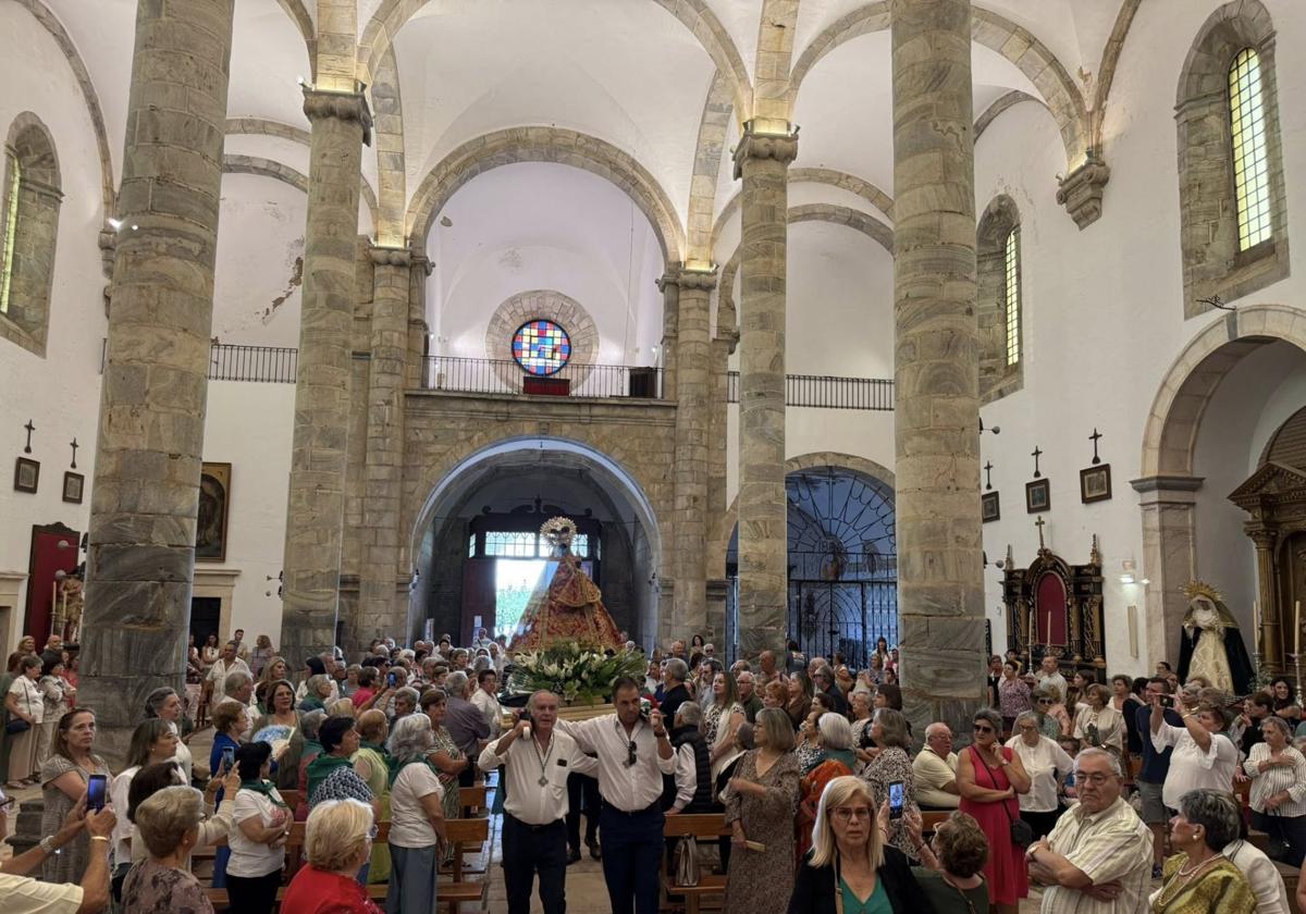La procesión de la Virgen de Guadalupe marcó el Día de Extremadura