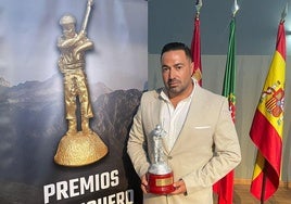 El empresario oliventino Helio Cordero con el premio.