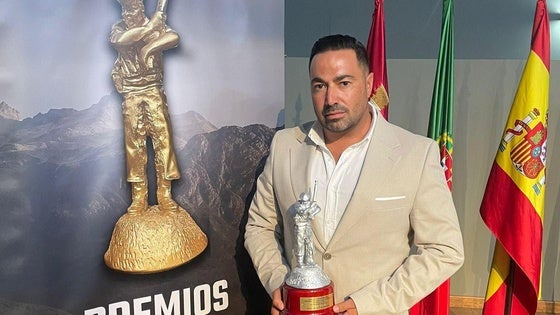 El empresario oliventino Helio Cordero recibe un premio Podenquero de Plata