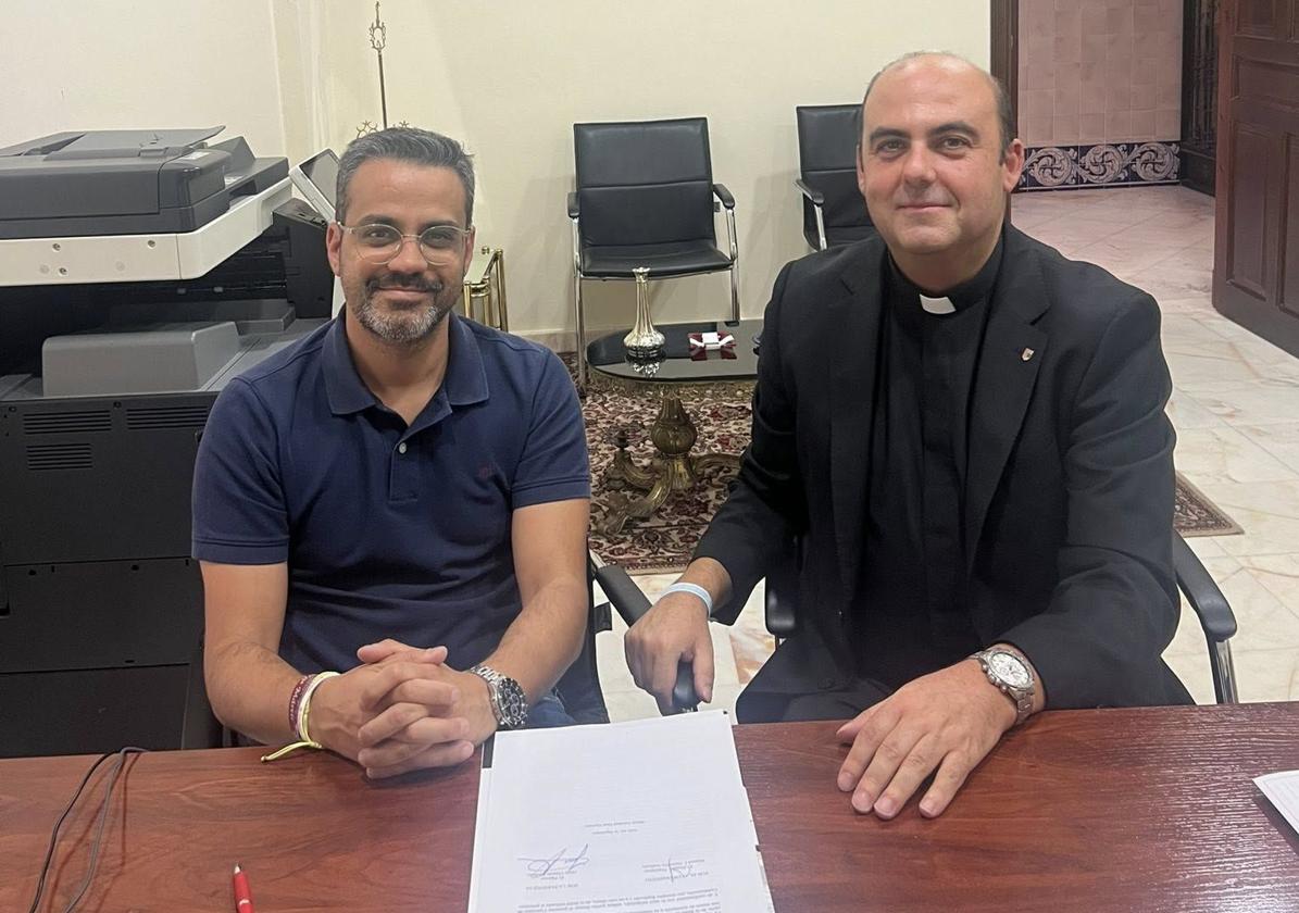 El regidor González y el párroco D.Jjesús Chacón en la firma del acuerdo.