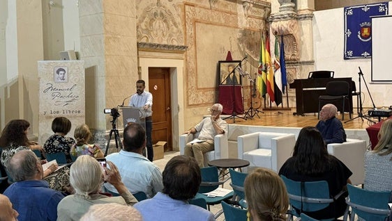 Olivenza rinde homenaje a su ilustre poeta Manuel Pacheco