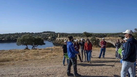 Estudiantes de Olivenza y Elvas se unen para limpiar la orilla del Guadiana