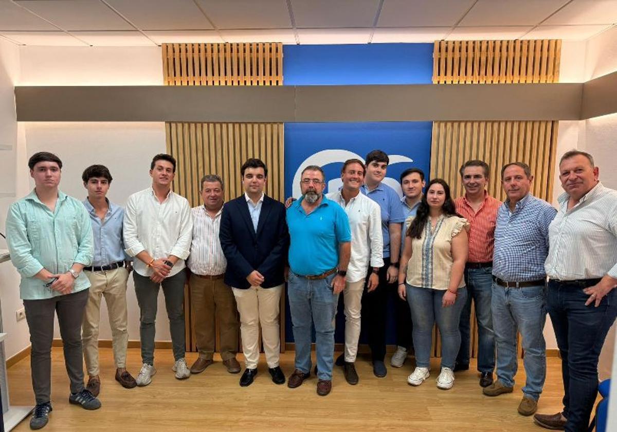 El nuevo presidente y los asistentes al nombramiento.