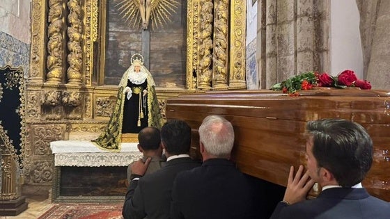 Los familiares de Guillermo Fernández Vara lo presentaron ante la Virgen de la Soledad, de quien fuera capataz