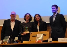 Los premiados en esta edición recogiendo el galardón.