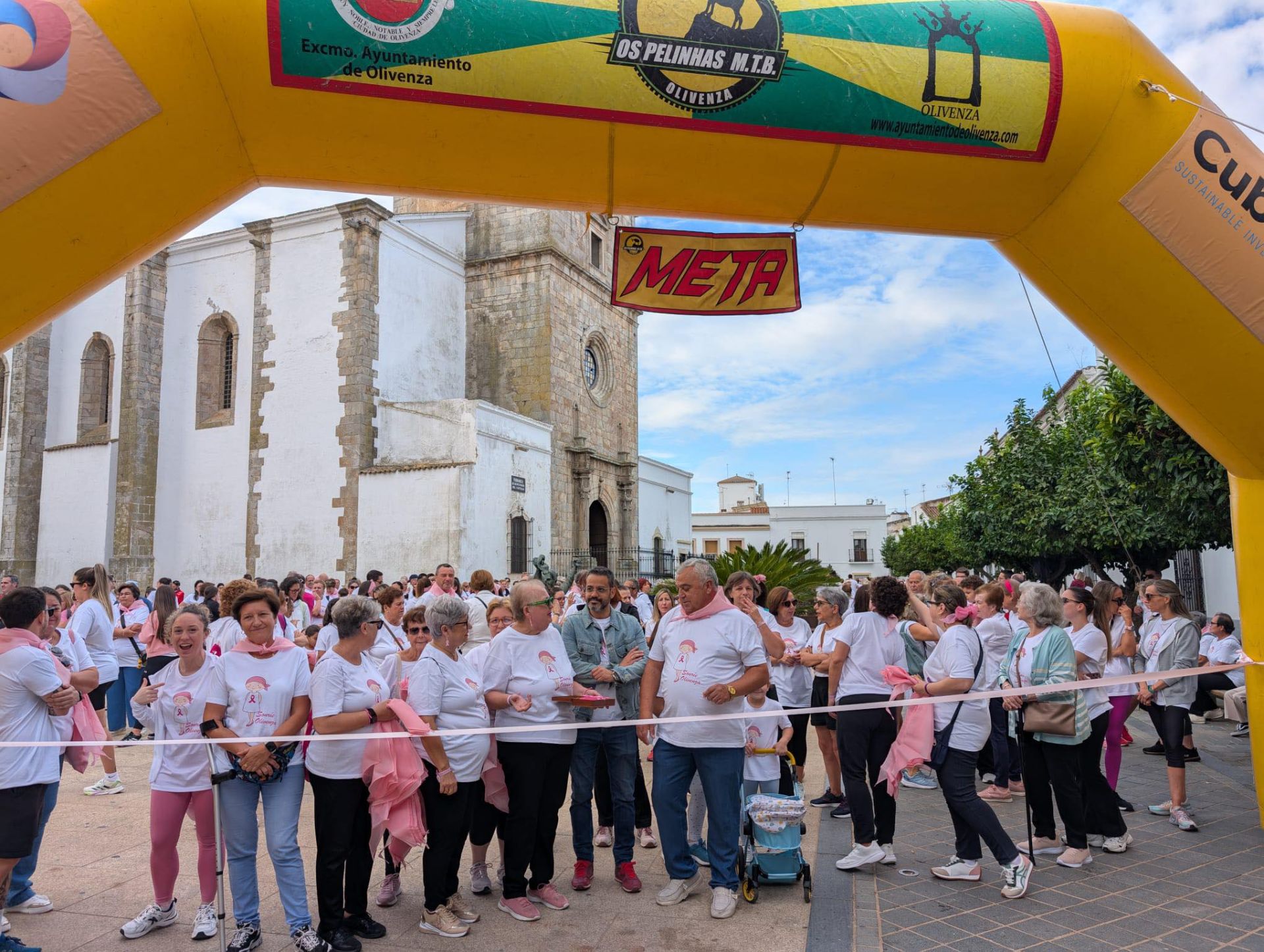 Olivenza se vuelca con &#039;Sonríe&#039; en la XI Marcha Solidaria contra el cáncer de mama
