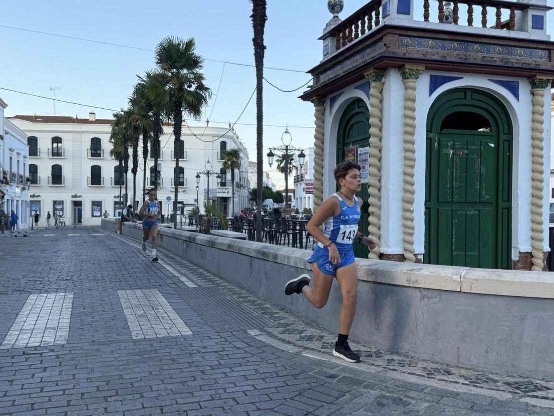 Numerosos deportistas de todas las edades participaron en la IV Carrera Popular 'Ciudad de Olivenza'