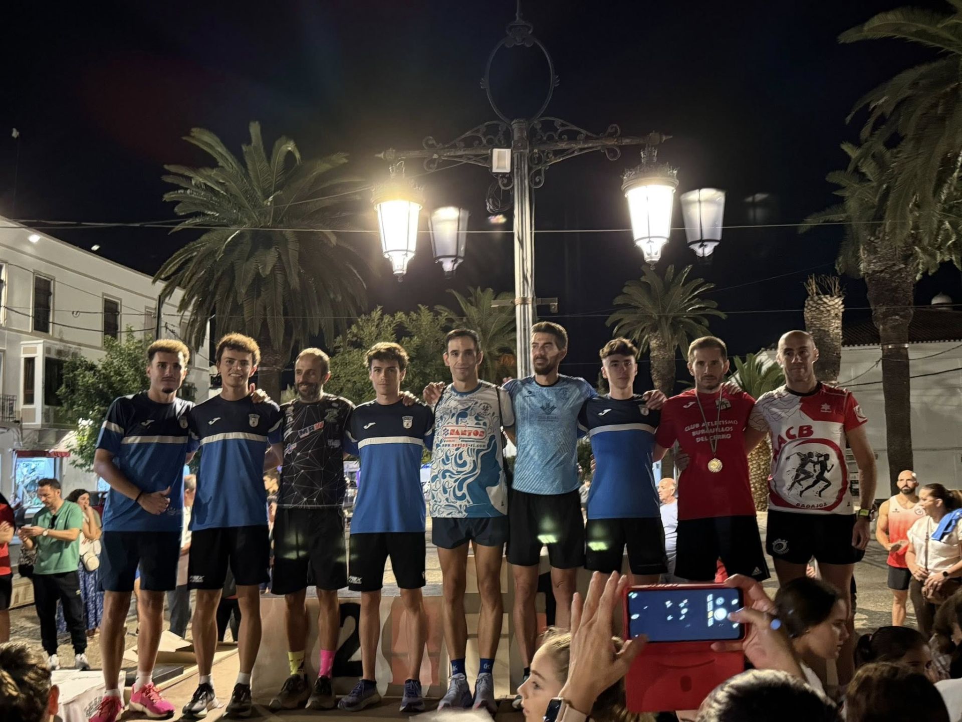 Numerosos deportistas de todas las edades participaron en la IV Carrera Popular 'Ciudad de Olivenza'