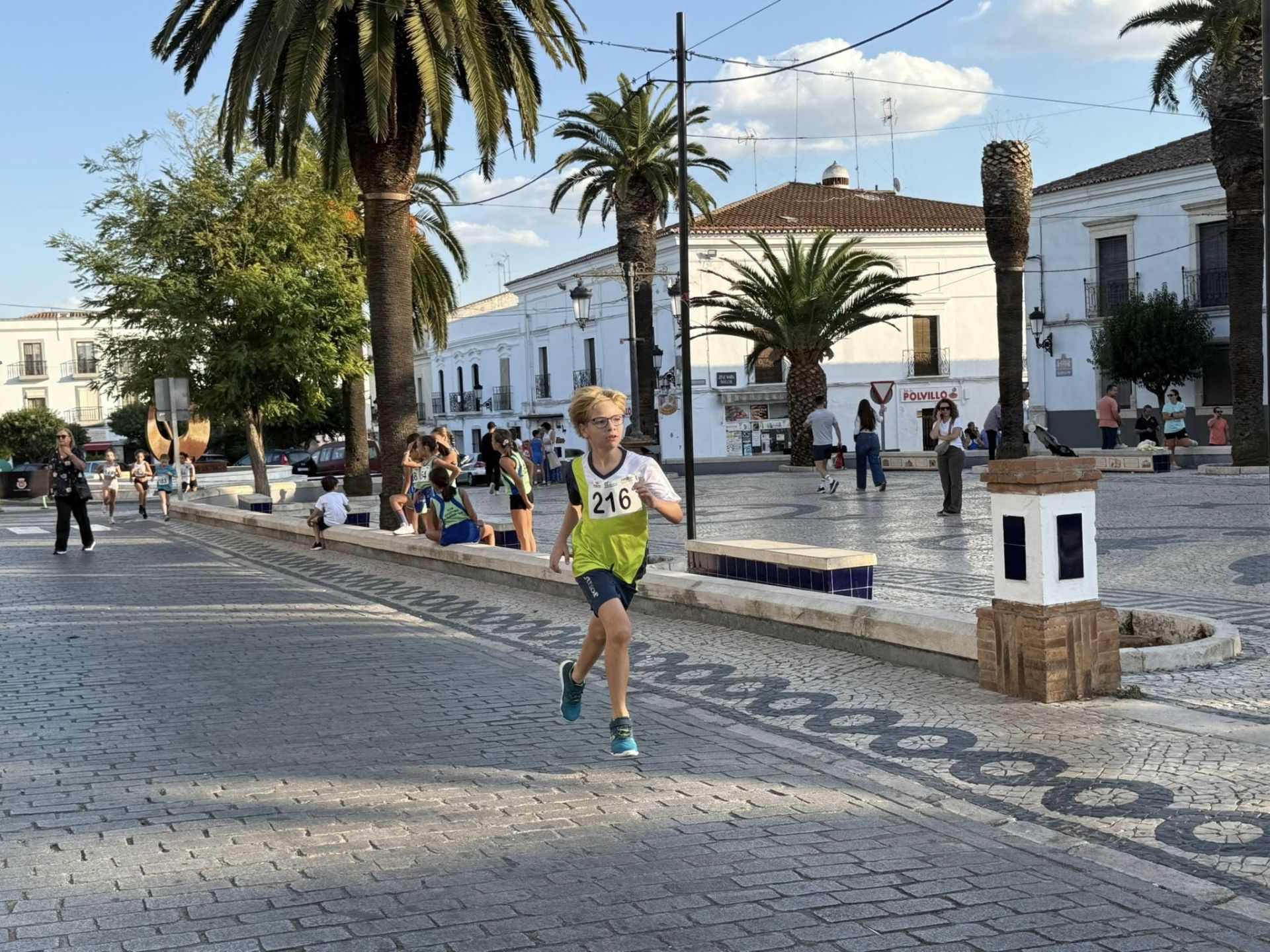 Numerosos deportistas de todas las edades participaron en la IV Carrera Popular 'Ciudad de Olivenza'
