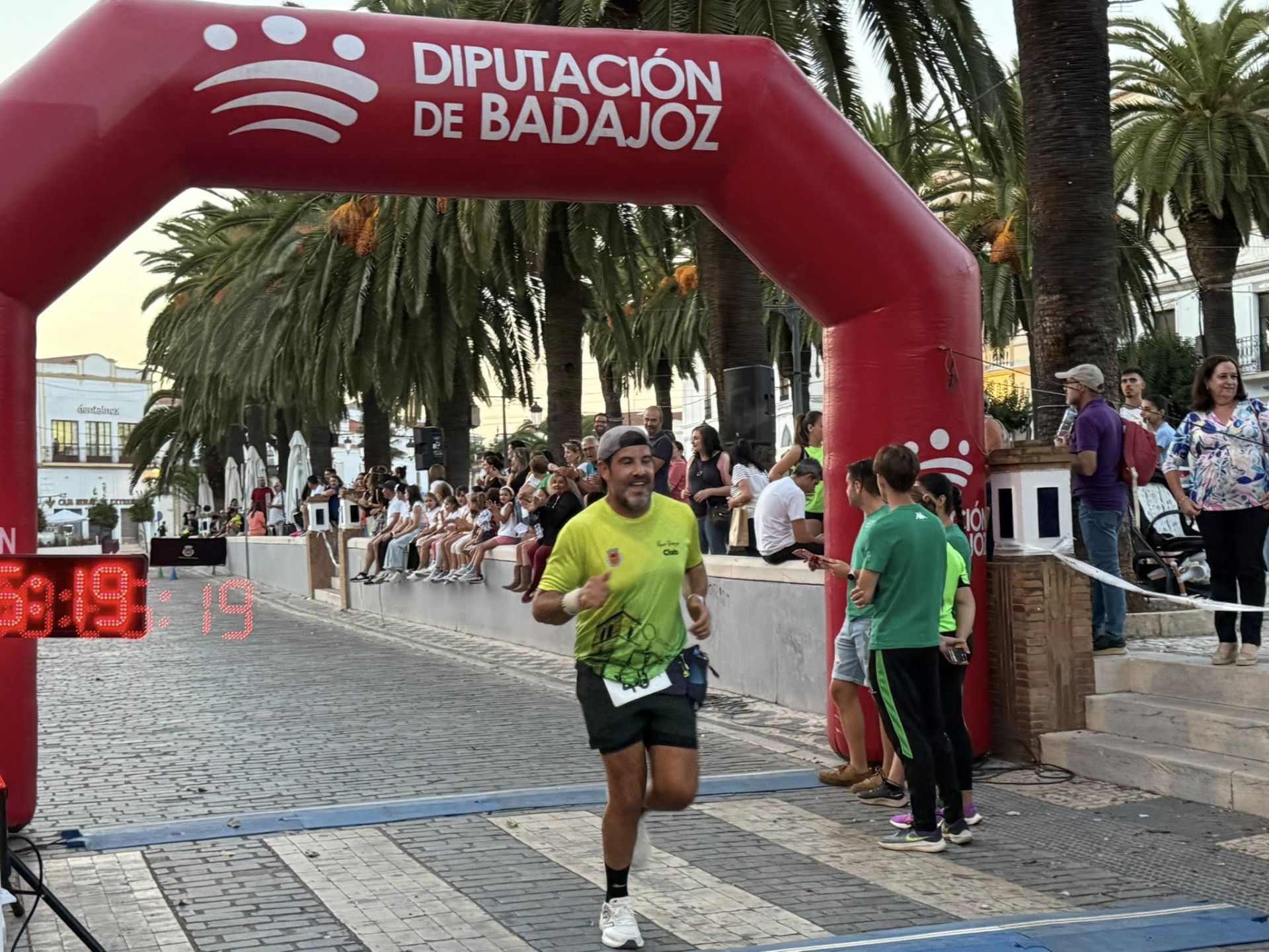 Numerosos deportistas de todas las edades participaron en la IV Carrera Popular 'Ciudad de Olivenza'