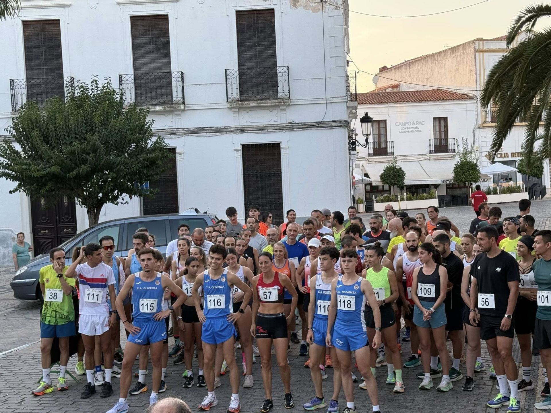 Numerosos deportistas de todas las edades participaron en la IV Carrera Popular 'Ciudad de Olivenza'