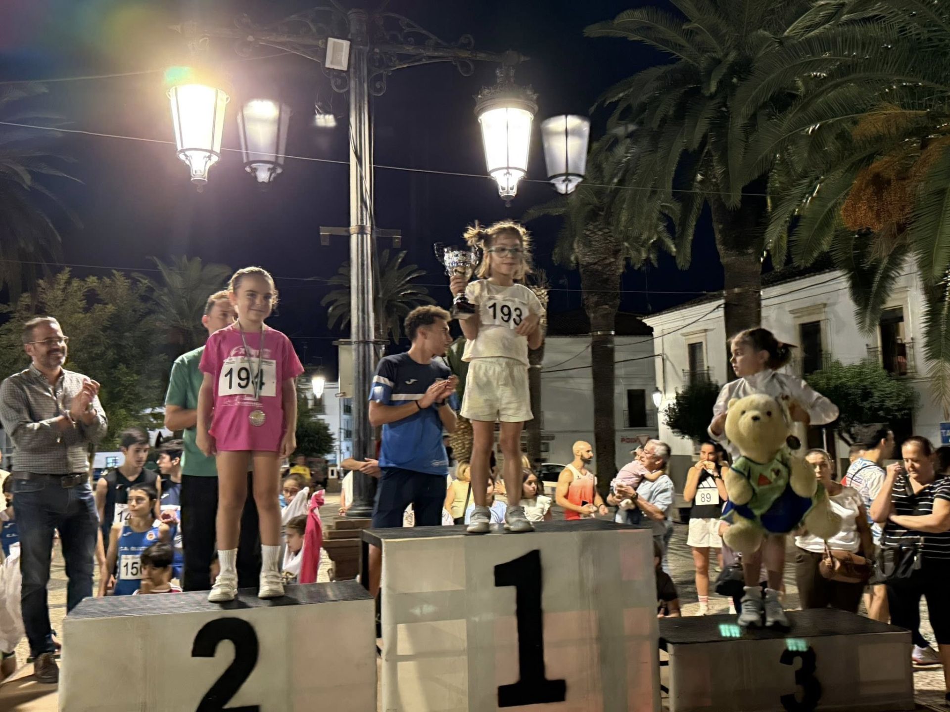 Numerosos deportistas de todas las edades participaron en la IV Carrera Popular 'Ciudad de Olivenza'