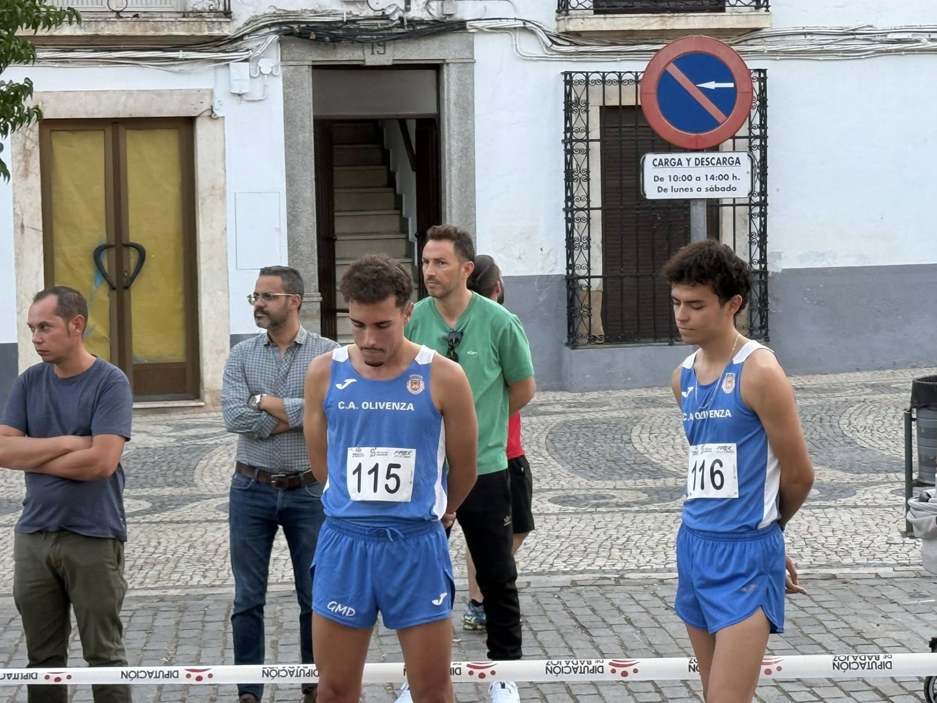 Numerosos deportistas de todas las edades participaron en la IV Carrera Popular 'Ciudad de Olivenza'