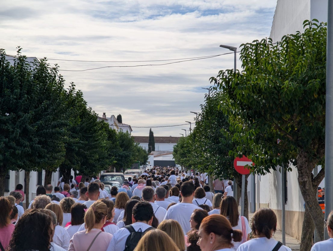 Olivenza se vuelca con 'Sonríe' en la XI Marcha Solidaria contra el cáncer de mama