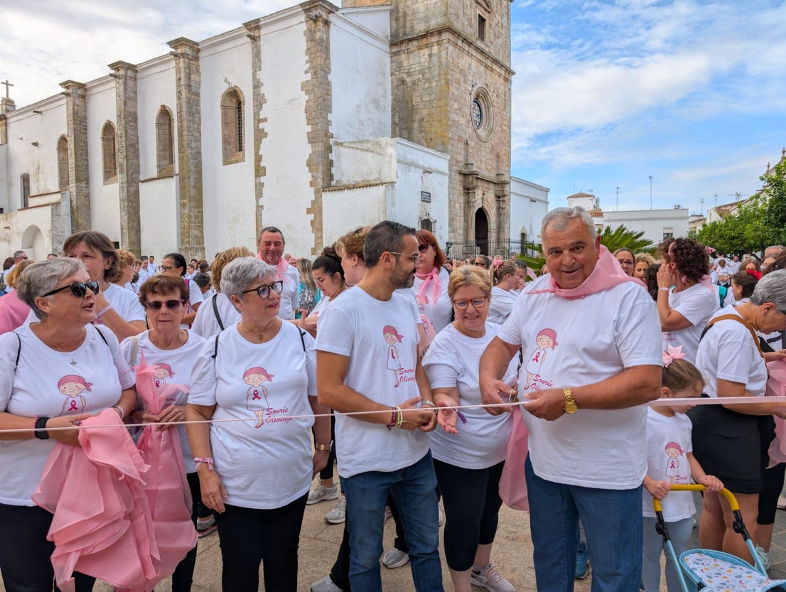 Olivenza se vuelca con 'Sonríe' en la XI Marcha Solidaria contra el cáncer de mama